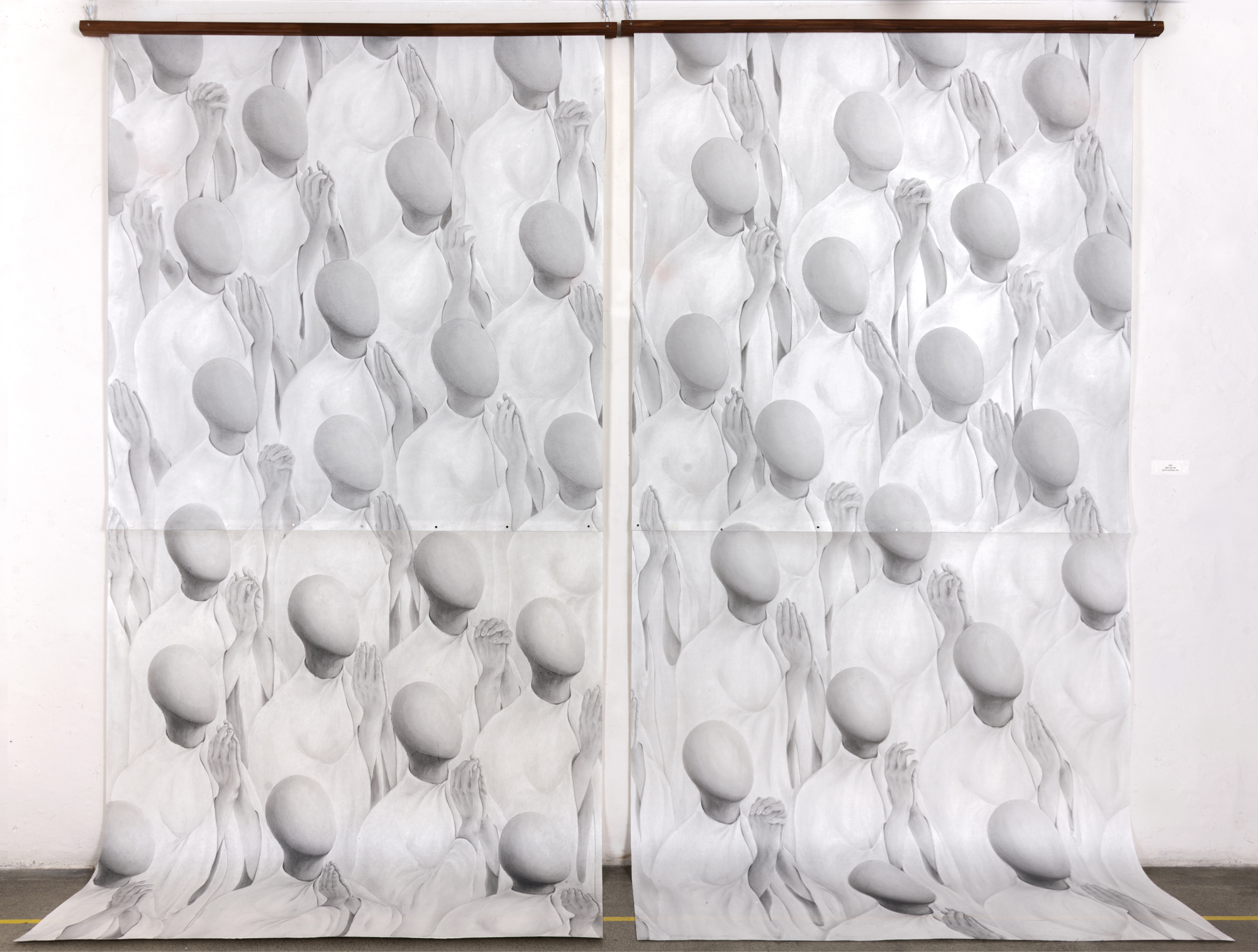 일제히 보내는 갈채, 2019, 장지에 먹, 260×260cm.