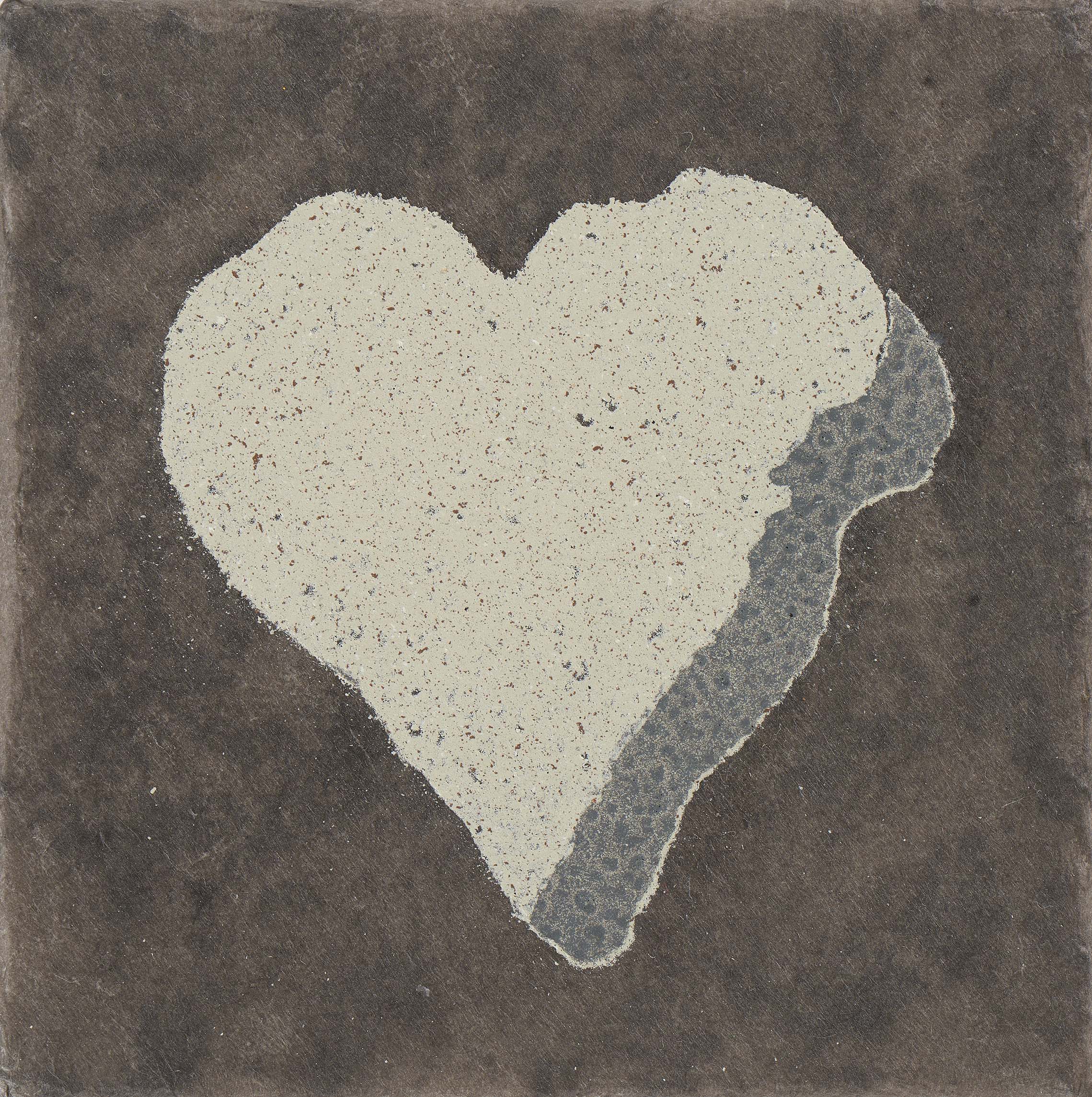 찌그러져도 하트, 2023, 장지에 먹과 스프레이, 10×10cm.